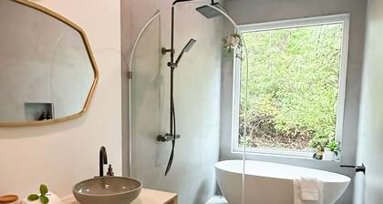 White Haus 2 - Private rainforest retreat close to beaches.