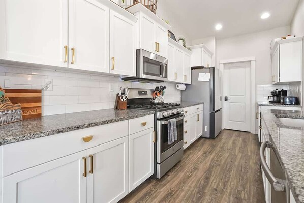 Refrigerador, microondas, horno, placa de cocina