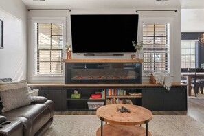 Smart-TV, Kamin, Tischfußball, Arbeitsbereiche