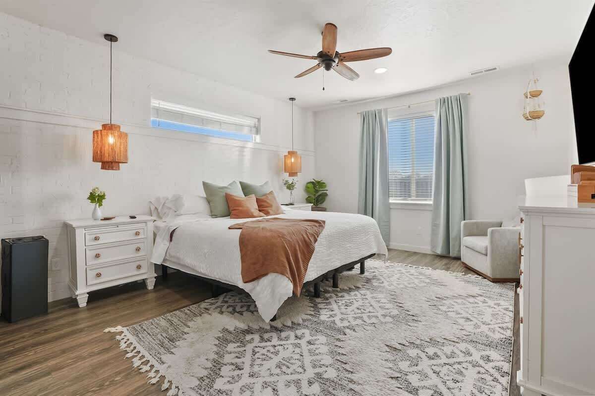 5 bedrooms, desk, iron/ironing board, travel crib