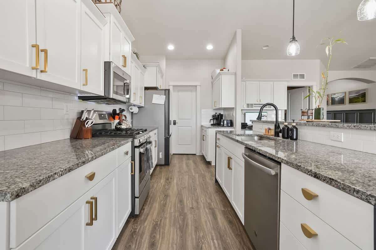 Frigorifero, microonde, forno, piano cottura