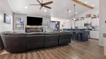 TV connectée, cheminée, baby-foot, livres