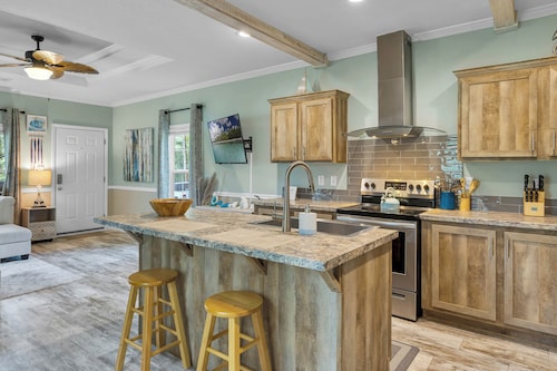 The Breezy Oak Bungalow ~ Rainbow Spring