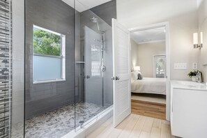 Dusche, umweltfreundliche Kosmetikartikel, Haartrockner, Handtücher