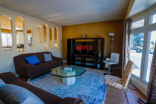 Stylish 5 Bedroom 2.5Bath Home in Edmonton, Central Location, Deck, Pool in Yard