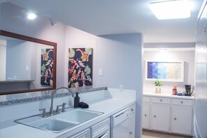 Fridge, microwave, oven, stovetop - 1BR The Montrose Collective B1, Walk to Food & Fun! ⭐️⭐️⭐️⭐️⭐️ (Houston)