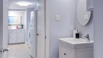 Articles de toilette écologiques, séchoir à cheveux, serviettes fournies