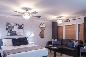 Desk, iron/ironing board, travel crib, WiFi - 1BR The Montrose Collective B1, Walk to Food & Fun! ⭐️⭐️⭐️⭐️⭐️ (Houston)