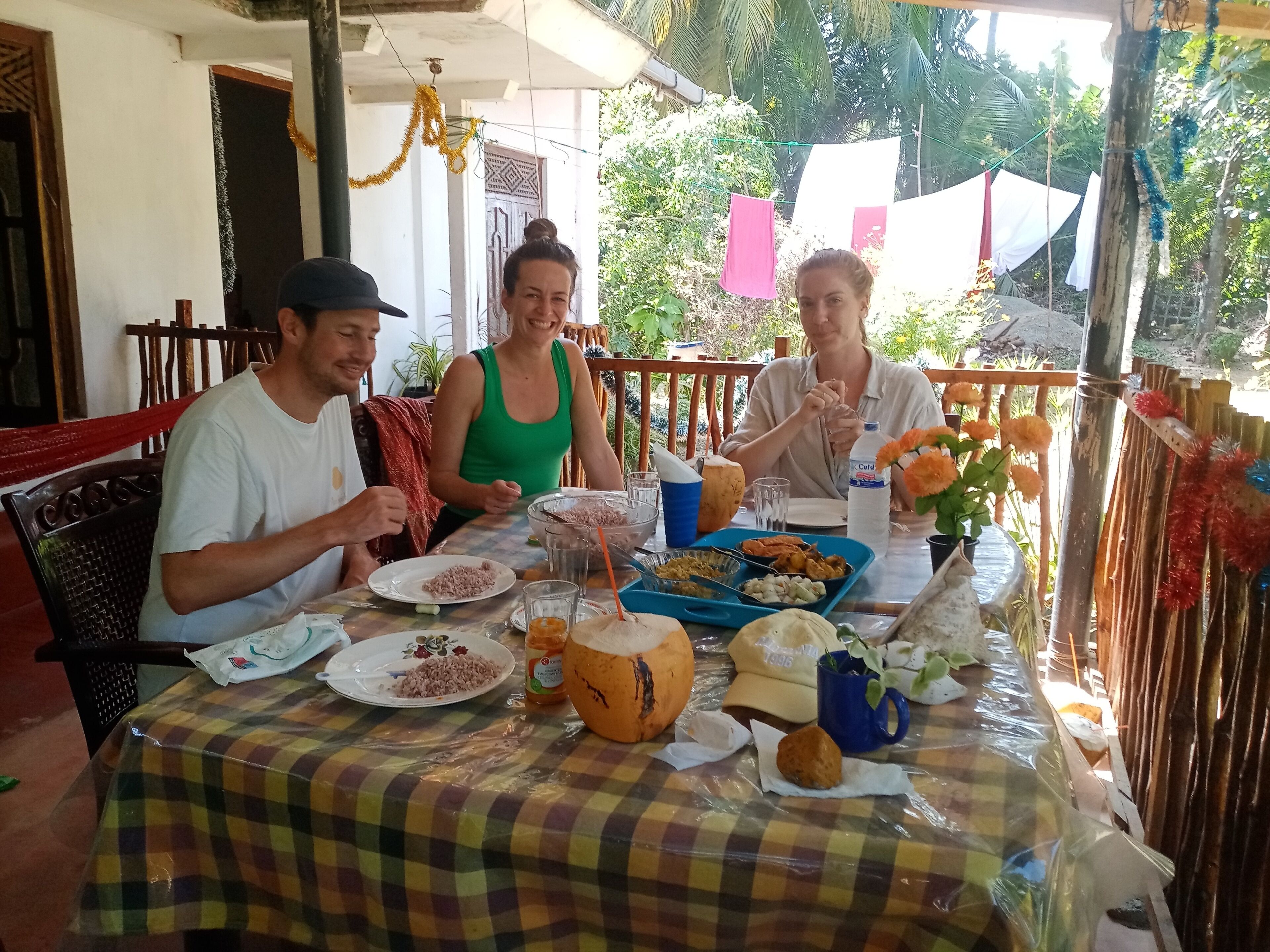 Una mesa de comedor con comida y bebidas, rodeada de sillas.
