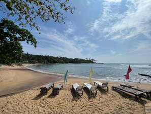 Beach nearby, white sand, free beach shuttle, sun loungers - Surf Paradise Hotel  (Tangalle)