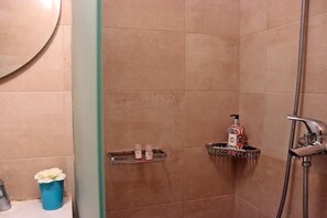 Douche, serviettes fournies