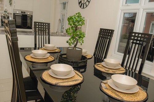 Lovely 3-Bed House in Solihull