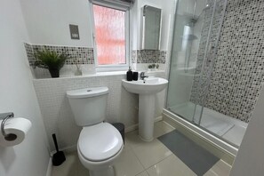 Dusche, Haartrockner, Handtücher