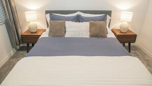 Room - Private Entrance | 1-Bed Guesthouse | Tesla Rental | Sofa Bed | Kitchenette| (Las Vegas)