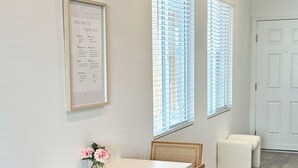 Dining - Private Entrance | 1-Bed Guesthouse | Tesla Rental | Sofa Bed | Kitchenette| (Las Vegas)