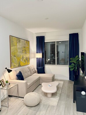 Living area - Private Entrance | 1-Bed Guesthouse | Tesla Rental | Sofa Bed | Kitchenette| (Las Vegas)