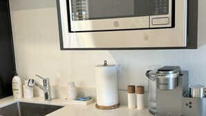 Private kitchen - Private Entrance | 1-Bed Guesthouse | Tesla Rental | Sofa Bed | Kitchenette| (Las Vegas)