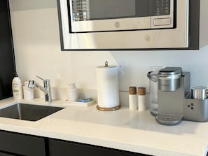 Private kitchen - Private Entrance | 1-Bed Guesthouse | Tesla Rental | Sofa Bed | Kitchenette| (Las Vegas)