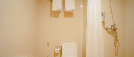 Un baño con inodoro, ducha y bañera.