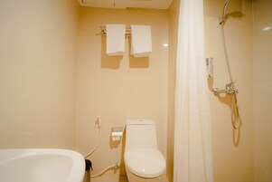 华丽双人房 | 浴室 | 免费洗浴用品、拖鞋