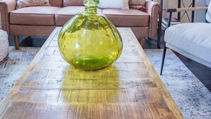 Ein gemütliches Wohnzimmer mit Couch, Lampen und einem Holztisch.