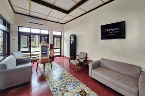 Lobby sitting area - D'Pavilion Malioboro (Yogyakarta)