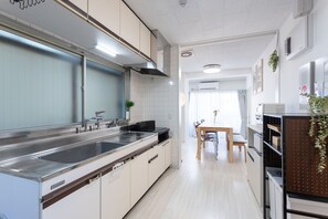 Refrigerador con freezer, microondas, placa de cocina