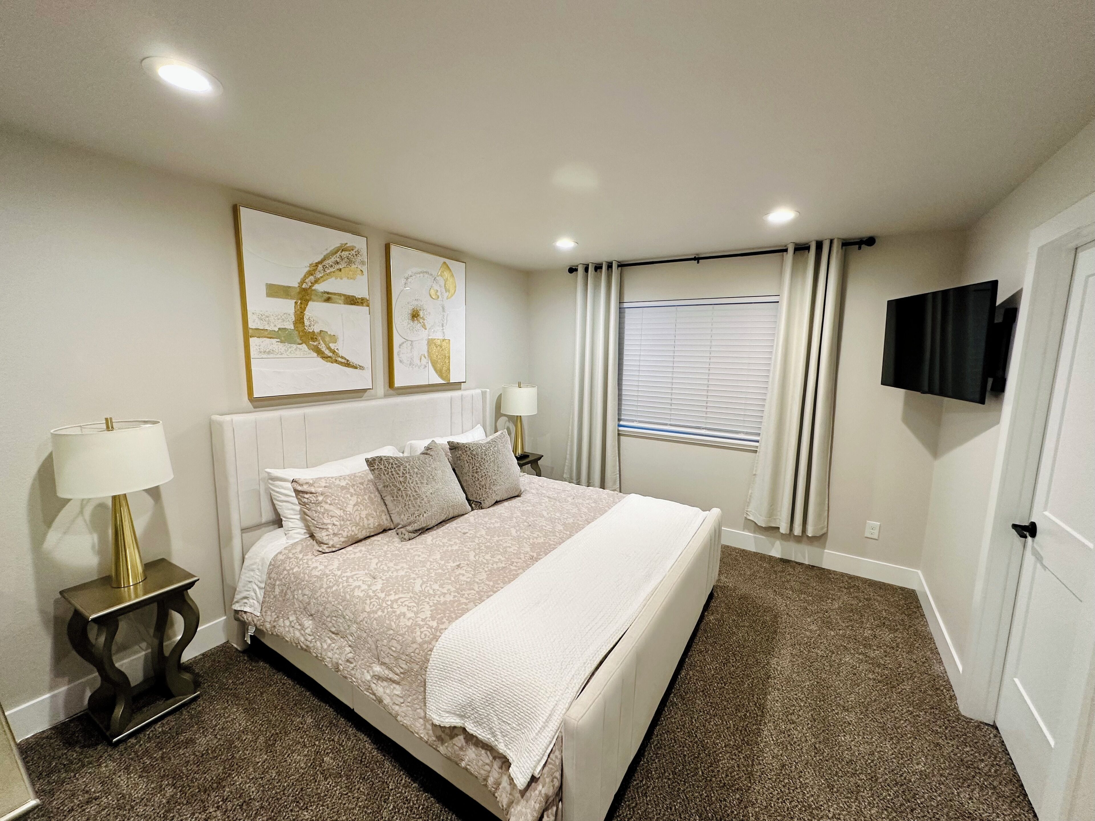 3 bedrooms, desk, iron/ironing board, travel crib