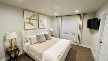 3 bedrooms, desk, iron/ironing board, travel crib