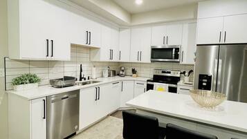 Frigorífico, microondas, horno y placa de cocina