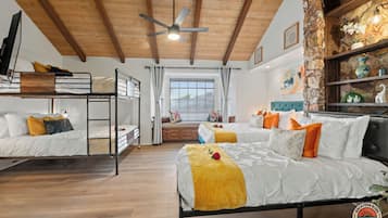 7 habitaciones, escritorio y tabla de planchar con plancha