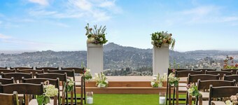 Sprawling Hilltop Retreat-Pool, Spa, Event-Ready!