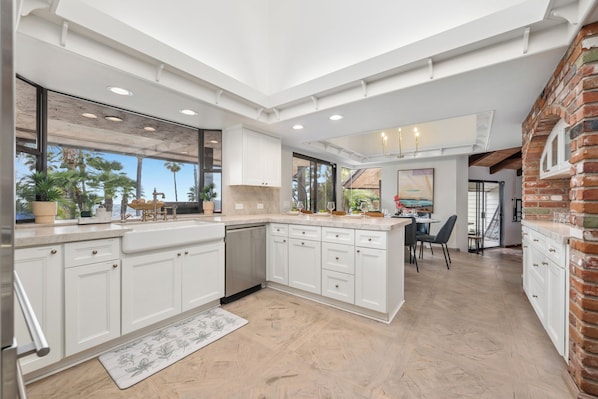 Fridge, microwave, oven, stovetop - Luxury Hilltop Estate I Resort Pool + Sunset Views (El Cajon)