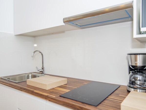 Réfrigérateur, four à micro-ondes, un four, chaise haute