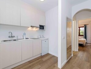 Kühlschrank, Mikrowelle, Ofen, Wasserkocher mit Kaffee-/Teezubehör