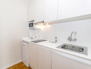 Kühlschrank, Mikrowelle, Ofen, Wasserkocher mit Kaffee-/Teezubehör