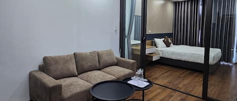 Comfort tweepersoonskamer, voor 1 persoon | Woonruimte | Een 40-inch smart-tv met digitale zenders