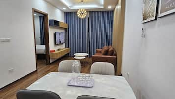 Leilighet – basic | Skrivebord, skrivebord for bærbar PC, lydisolert og wi-fi (inkludert)