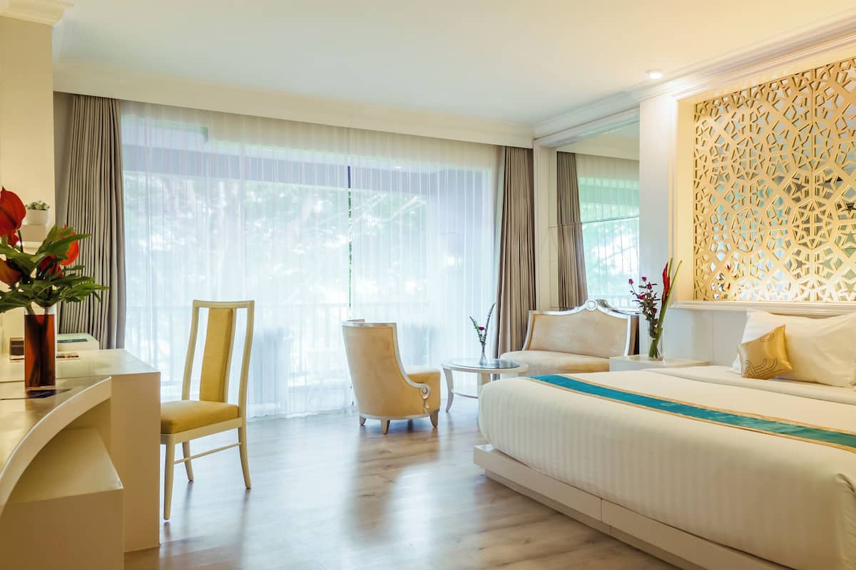 Deluxe Golf View (King/Twin) | 高档床上用品、迷你吧、办公桌、笔记本电脑工作区