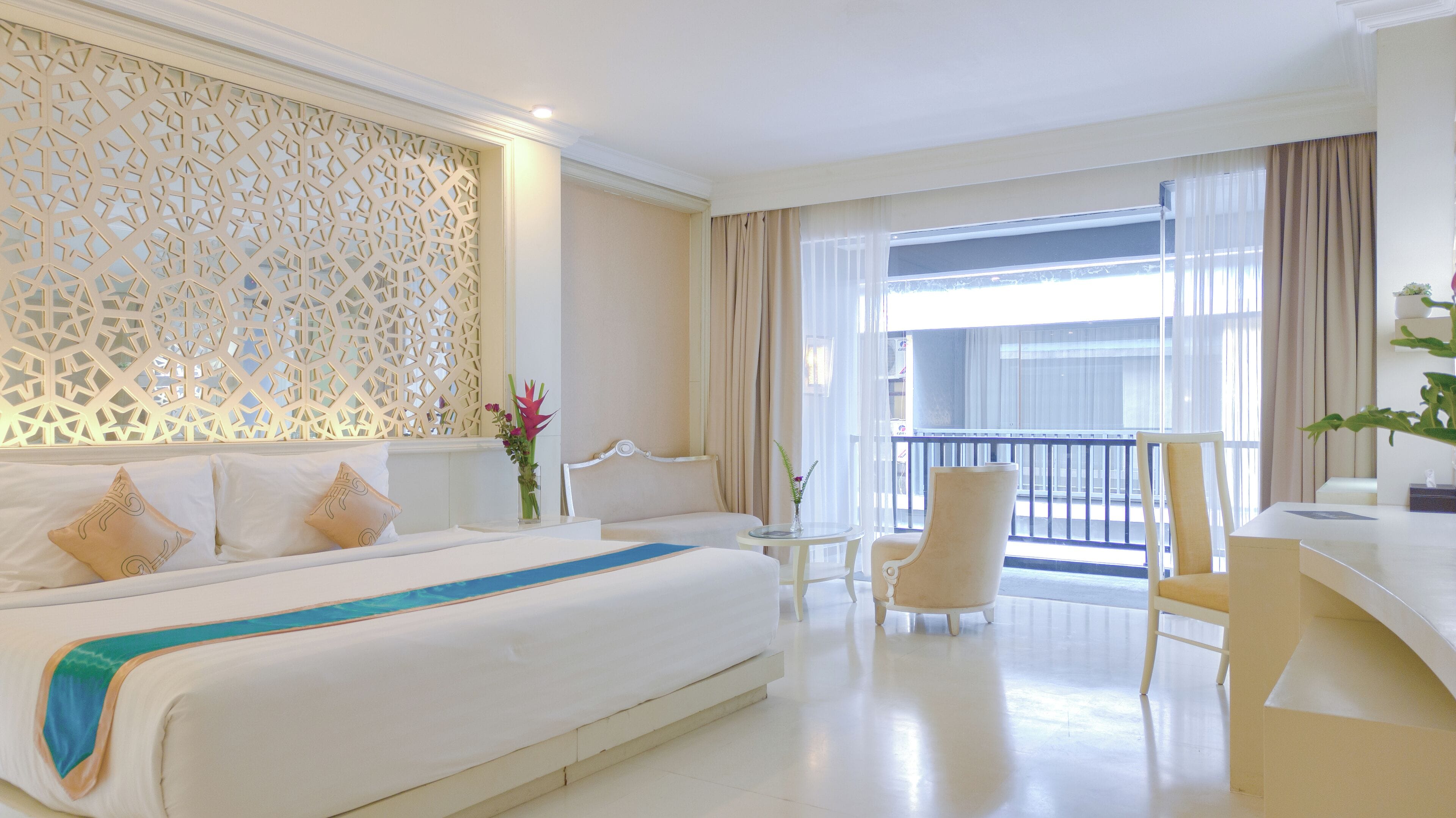 Ylelliset vuodevaatteet, minibaari, työpöytä