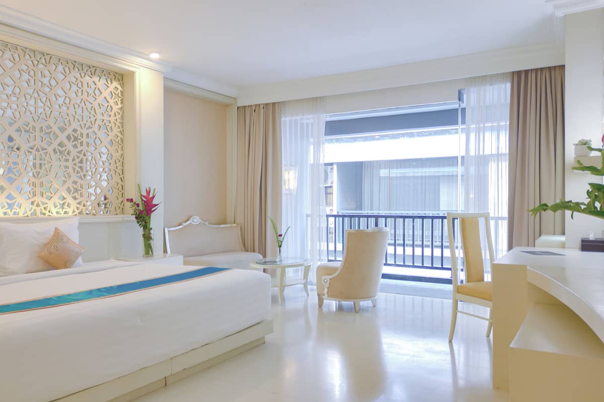 高档床上用品、迷你吧、办公桌、笔记本电脑工作区