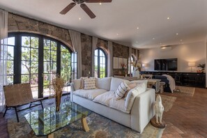 Villa Exclusive, 3 chambres, cheminée, vue vallée | Coin séjour | TV connectée, cheminée, Netflix, services de streaming