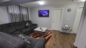 Smart TV - Eclectic Palace : Cozy 2 Bedroom basement Suite (Saskatoon)