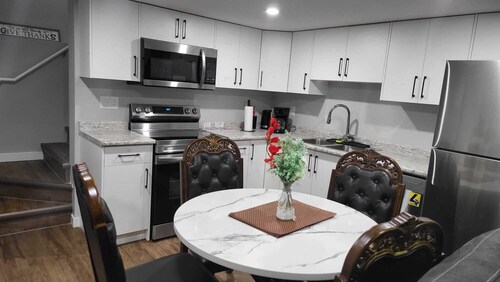 Eclectic Palace : Cozy 2 Bedroom basement Suite