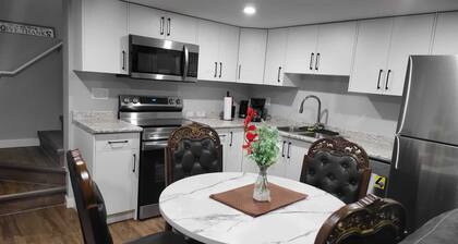 Eclectic Palace : Cozy 2 Bedroom basement Suite