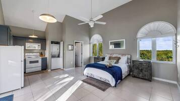 6 bedrooms, desk, iron/ironing board, travel crib