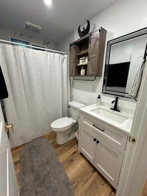 Douche, sĂšche-cheveux, serviettes fournies, savon