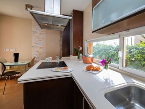 Kjøleskap, mikrobølgeovn, ovn og oppvaskmaskin