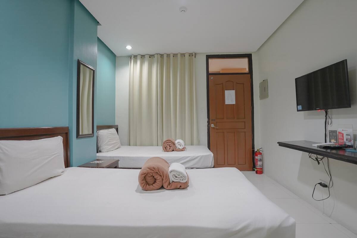 Deluxe Room, 1 Twin Bed, City View | Desk, WiFi (free), bed sheets