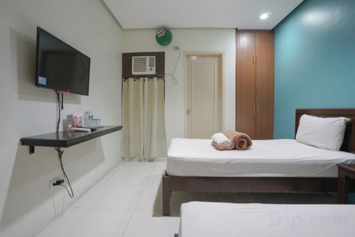 Escritorio, wifi gratis y ropa de cama 